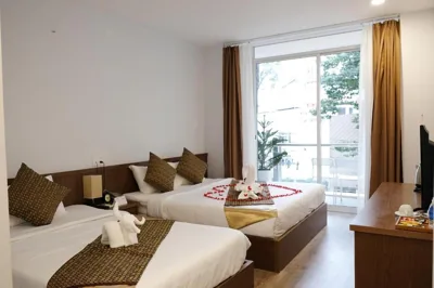 Chambre triple avec vue sur la ville — The Umi Hotel